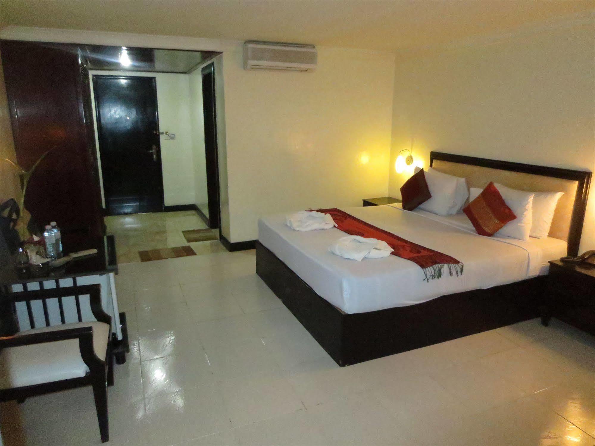 Khmeroyal Hotel Phnom Penh Exterior foto